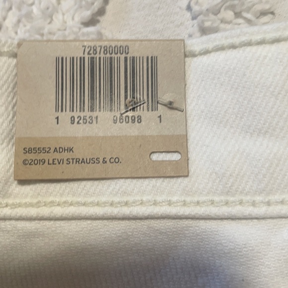 NWT Levi’s white high rise slim through hip shorts - Picture 7 of 16